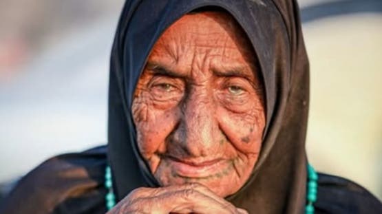جازية المئوية تهرب من القصف في غزة