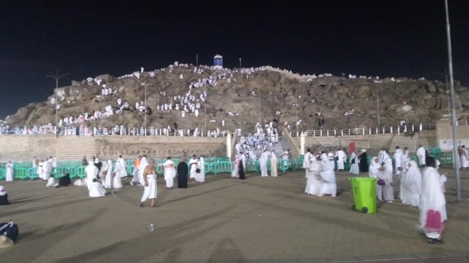 الحجاج يبدؤون الصعود على عرفات بعد المبيت في منى