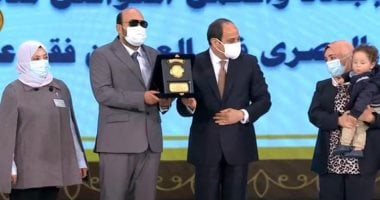 السيسي يكرم طبيب كورونا الكفيف محمود بعد تعيينه مديرًا