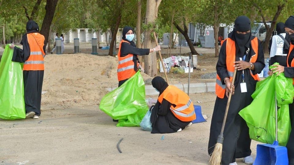 150 شاباً وفتاة يشاركون في تنظيف مشعر عرفات