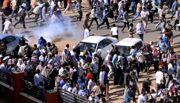 اشتعال التظاهرات السودانية وتدخل الشرطة بغاز مسيل للدموع