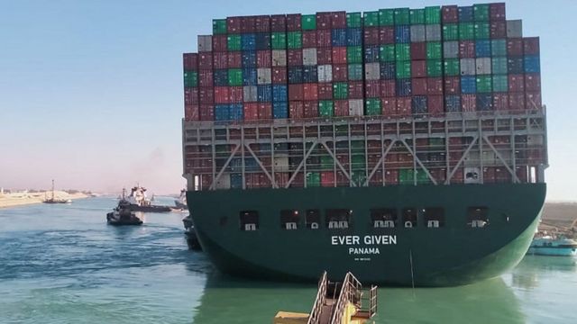 الرياح أعادت السفينة الجانحة لوضعها في عرض قناة السويس