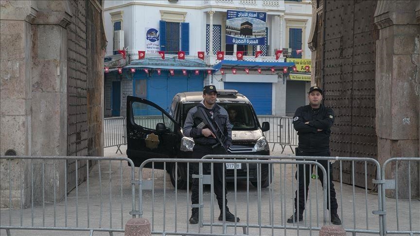 تونس تمنع تجمع أكثر من 3 أشخاص في الساحات والاماكن العامة