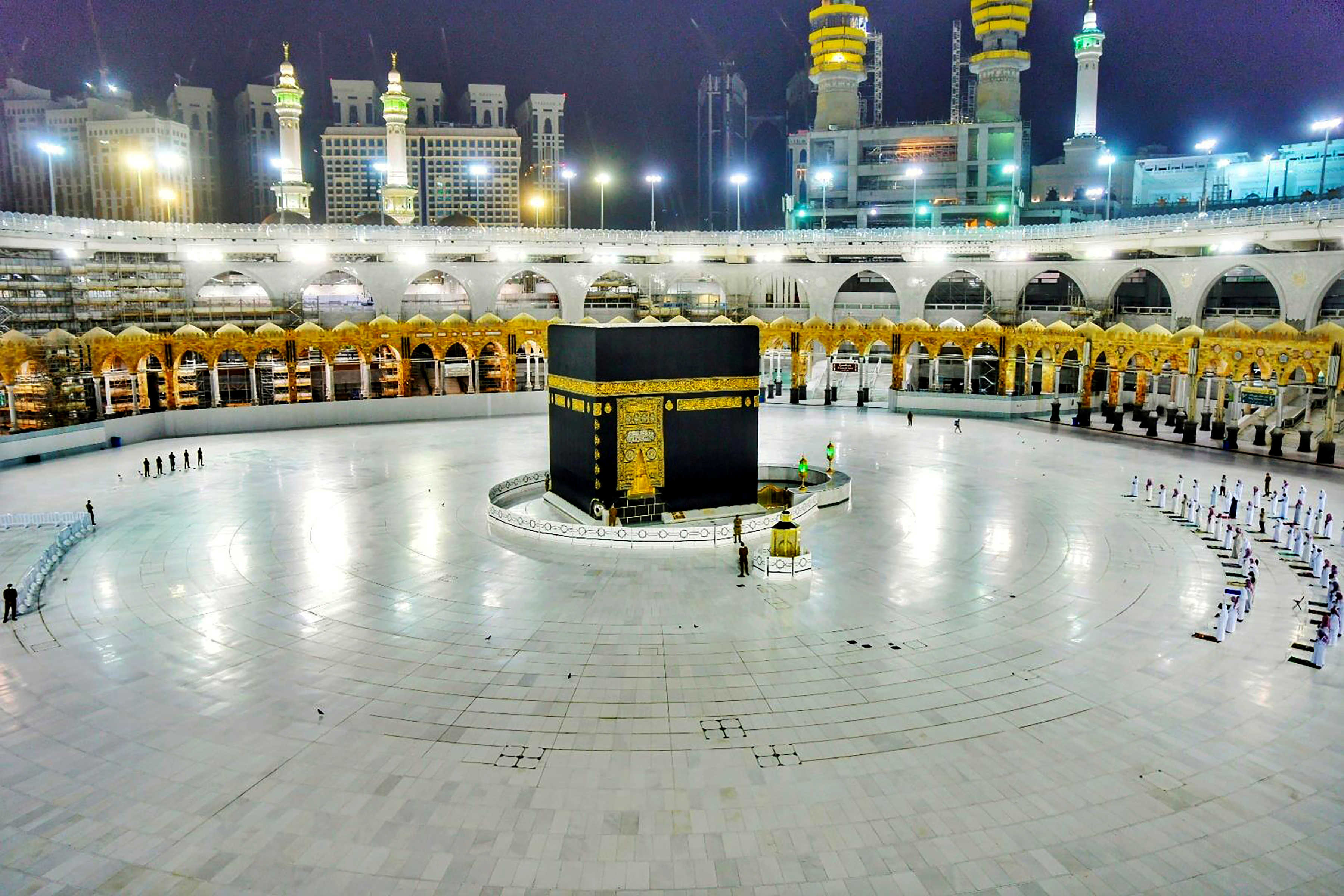 روبوتات لتوزيع المياه وتعقيم المسجد الحرام في موسم الحج