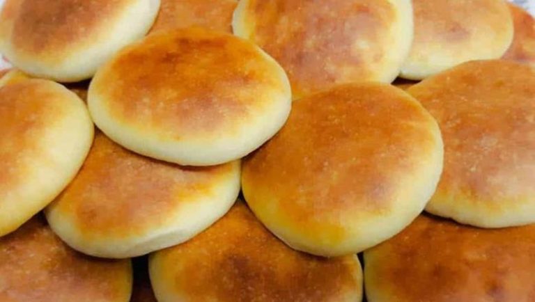 ريحتها تجنن وطعمها حكاية!.. طريقة عمل القرص الطرية بالعجوة في البيت بطعم أحلى من المخابز
