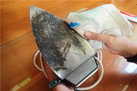 وصفة طبيعية لتنظيف المكواة من آثار الحروق بسهولة