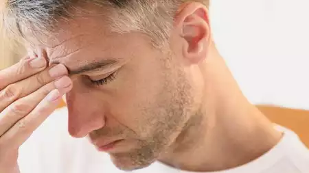3 عادات تدمّر دماغك بصمت وأنت لا تشعر