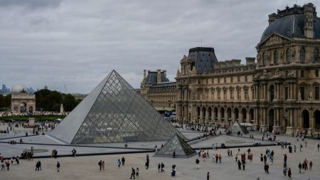 مجوهرات متحف اللوفر تُنقل الآن متحف اللوفر