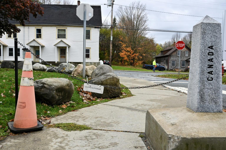منذ أكثر من مئة عام: مكتبة هاسكل تُغلق بابها بسبب قرار ترامب رئيسة مجلس إدارة مكتبة "هاسكل" في بلدة ستانستيد الكندية سيلفي بودرو تقف على الخط الأسود الفاصل بين كندا والولايات المتحدة (الفرنسية)