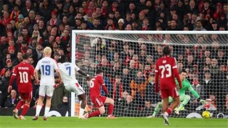 كريستال بالاس يكتسح ليفربول بثلاثية ويقصيه من كأس الرابطة