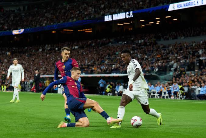 الملكي يتألق في سانتياجو برنابيو.. ريال مدريد يضرب برشلونة 2-1