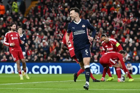 رباعية قاسية.. آيندهوفن يلقّن ليفربول درسًا مؤلمًا في دوري الأبطال