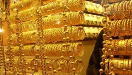 قفزة هادئة في سعر الذهب اليوم مساء السبت مع استقرار الأسعار رغم تقلبات البورصة العالمية عيار 24 بـ 6429 جنيها.