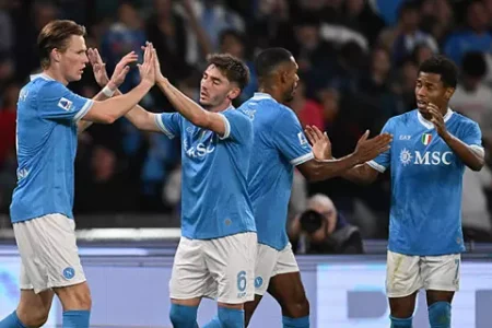 نابولي يتعثر أمام فرانكفورت بتعادل سلبي في دوري أبطال أوروبا