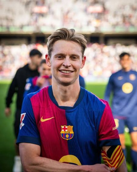 فرينكي دي يونج يجدد عقده مع برشلونة حتى 2029 ويؤكد سعادته في النادي