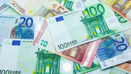 البنوك المصرية تسجل تراجعًا طفيفًا في سعر اليورو اليوم
