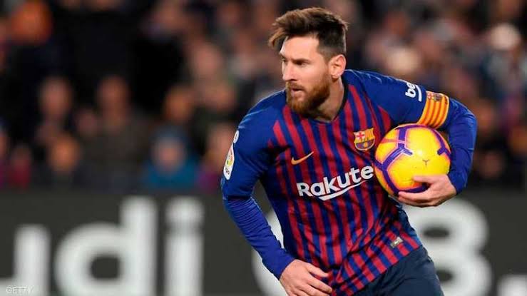 عودة الحلم؟ ميسي يلمّح للعودة إلى برشلونة وسط شغف الجماهير