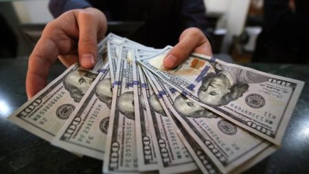الدولار يثبت خطواته اليوم.. تعرف على أحدث الأسعار فورًا!