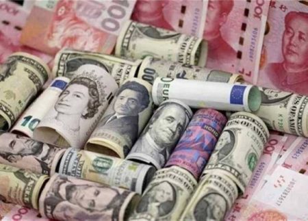 الصفقات تتوقف لحظة.. الدولار مقابل الدرهم يثير اهتمام المستثمرين!