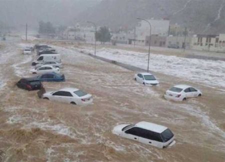 الطبيعة تتوحش في السعودية: السيول تخطف الأرواح وتدمر كل شيء في طريقها!