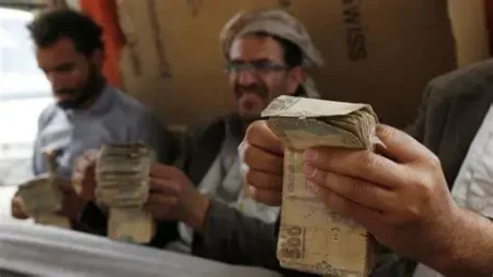 خطأ بنكي يحوّل شابًا يمنيًا فقيرًا إلى ملياردير في لحظة… 81 تريليون دولار تهز أمريكا! ثروة لشاب يمني