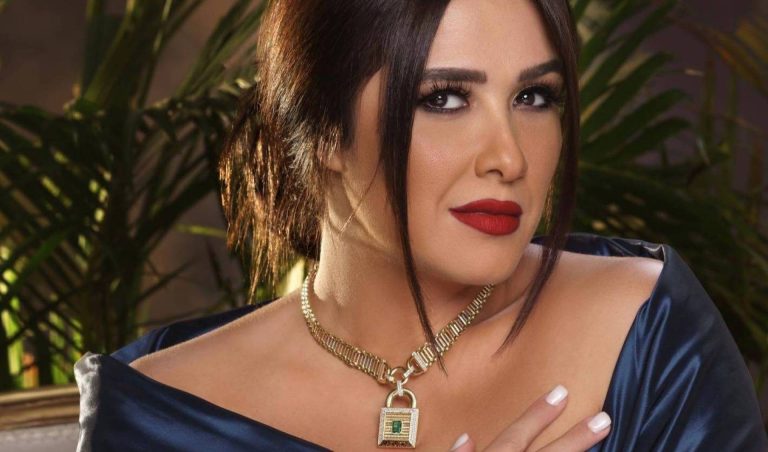 الفنانة ياسمين عبدالعزيز