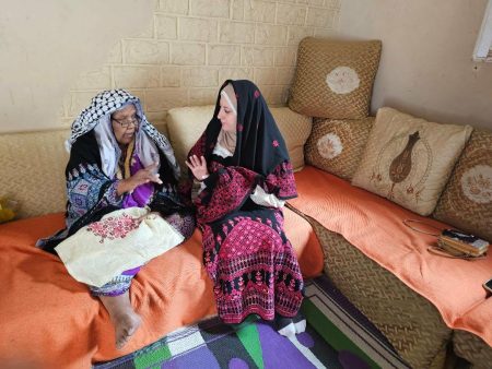 غربة نيوز تنفرد بقصة المعمرة الفلسطينية الحاجة رايقة: 92 عاما من حراسة الذاكرة بالابرة والخيط المعمرة الفلسطينية الحاجة رايقة في لقاء خاص بغربة نيوز