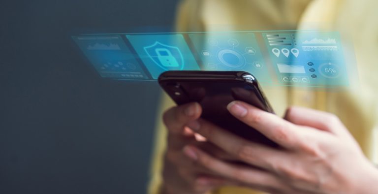 هل هاتفك يتجسس عليك؟ حقيقة اختراق الهواتف والحسابات في 2025 تجسس الهواتف