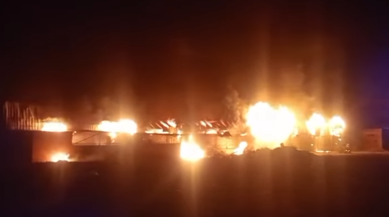 حريق هائل في المرج يلتهم مخازن خشب والسيارات والعقارات ويهز الشارع.. إعرف السبب!