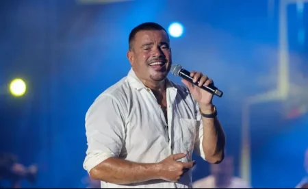 عمرو دياب يشعل مسرح المنارة أرينا بحفل جماهيري ضخم