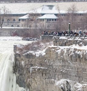 شلالات نياجرا تتجمد