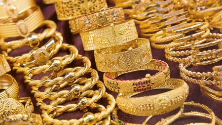 الذهب يشعل الأسواق الإماراتية… تعرف على أسعار اليوم لكل العيارات