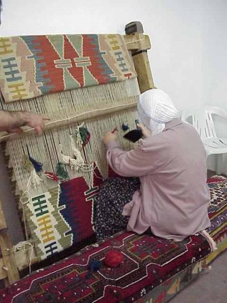 عمال مهنة الكليم أثناء العمل .