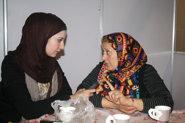 محررة غربة نيوز أثناء الحديث مع مديرة الدار