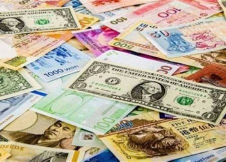 زلزال في سوق العملات.. الدولار يقفز قبل اجتماع البنك المركزي