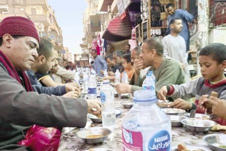 من الأحياء الشعبية إلى الراقية.. موائد الرحمن تصل لكل الصائمين في القاهرة