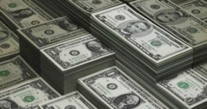 تحديث لحظي حول سعر الدولار اليوم في البنك الأهلي وبنك مصر وكافة المصارف. تابع أسعار الشراء والبيع للعملة الخضراء مقابل الجنيه المصري الآن.