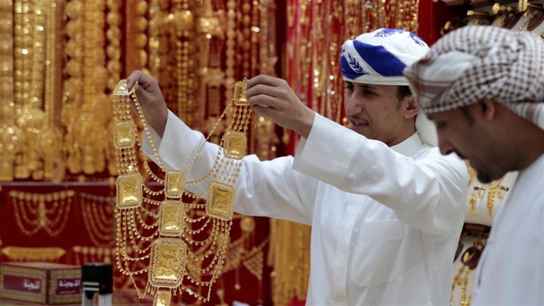صعود مفاجئ لعيار 24.. هل حان وقت الشراء؟