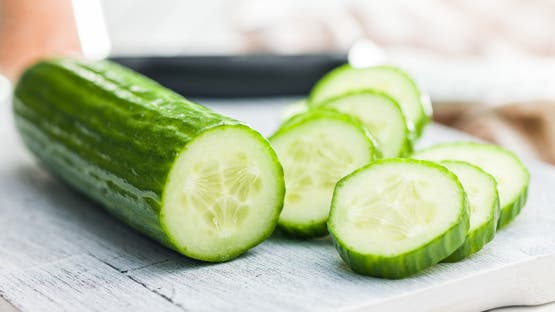 هل تعرف لماذا يجب وضع الخيار على طبق السحور؟ اكتشف الفوائد الصادمة!