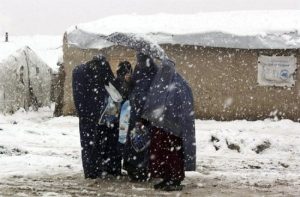 تفاصيل أزمة العائدين الأفغان مع عودة 150000 شخص من إيران وباكستان. تعرف على حجم العجز المالي وتحديات الشتاء القارس في ظل نقص الدعم الدولي