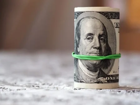 سعر 100 دولار في العراق