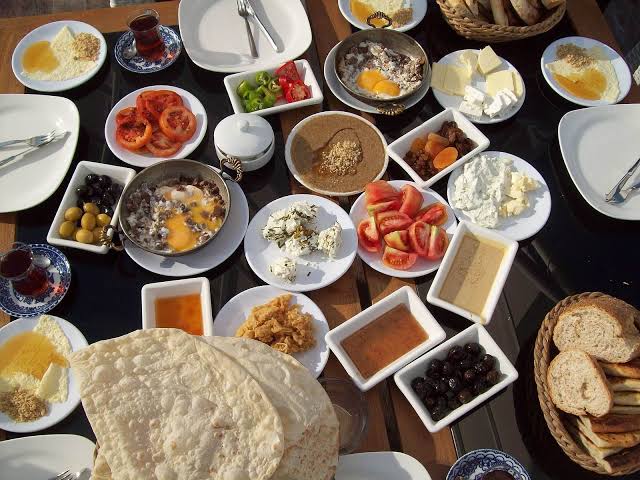 رمضان بدون تعب؟ اكتشف الوجبات التي تحافظ على صحتك وترطب جسمك ساعات طويلة!