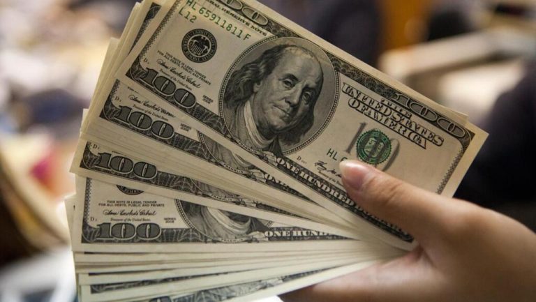 معركة الدولار اليوم في مصر.. تعرف على البنك الذي يمنحك أفضل سعر شراء وبيع الآن