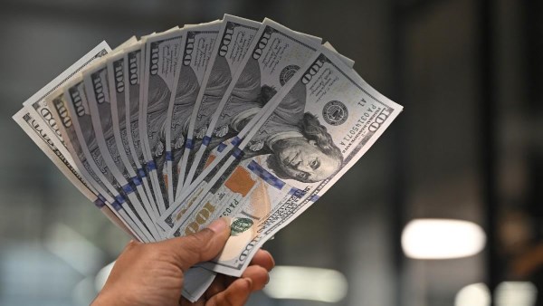 تحركات مفاجئة للدولار.. البنوك الكبرى تدخل معركة شرسة على الأسعار! سعر الدولار اليوم
