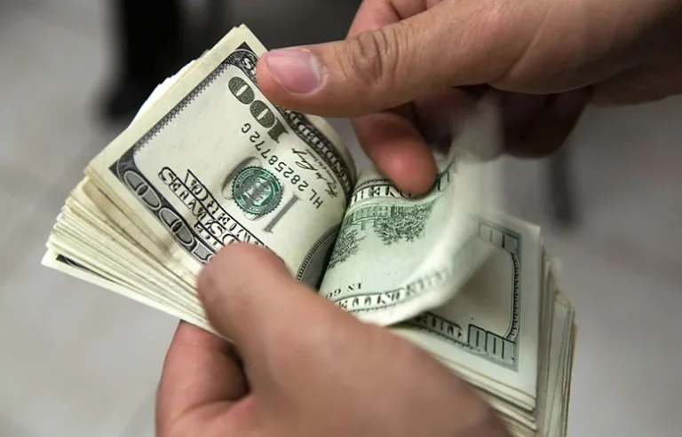 البنوك تفاجئ المصريين.. 3 بنوك تكشف أعلى سعر شراء للدولار أمام الجنيه في تعاملات الإثنين 13 أبريل 2026