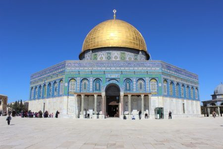 توتر مشتعل في القدس.. مستوطنون يقتحمون المسجد الأقصى تحت حماية الاحتلال!