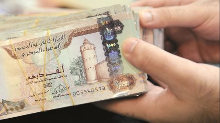 استقرار العملة الإماراتية يفرض سيطرته على سوق الصرف ويجمد تحركات الدرهم
