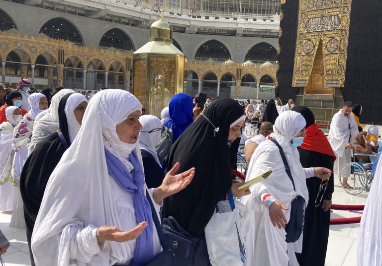 فتوى الطواف للنساء تفجّر الجدل وتحسم قضية الرَّمَل في العمرة
