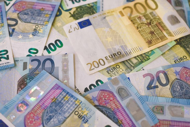 هدوء يسيطر على سوق العملات.. سعر اليورو يثبت أمام الجنيه 22 مايو 2026