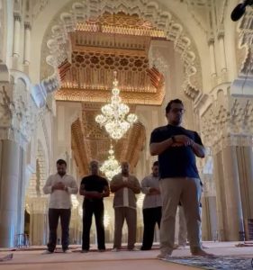 رحلة إسبوزيتو الروحية تهز هوليوود بعد إسلامه